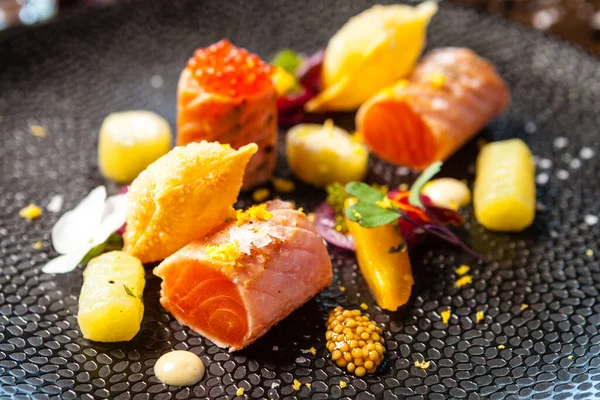 Tuzlu İskoç somonu ve alabalık yumurtası. Salatalık salatalığı ve soğan, Wonton cipsi. Lezzetli sağlıklı İtalyan geleneksel yemekleri modern gurme mutfağında öğle yemeği için servis edilir.