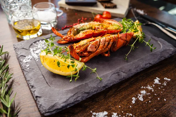 Homard au beurre aromatisé. Beurre d'herbes, citron. Délicieuse cuisine traditionnelle saine servie en gros plan pour le déjeuner dans un restaurant gastronomique moderne — Photo