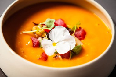 Bouillabaisse, Octopus, mavi midye, ton balığı, kral karides, İskoç somonu. Lezzetli sağlıklı geleneksel Fransız yemekleri modern gurme mutfağında öğle yemeği için servis edilir.