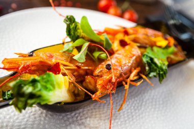 Arjantin kral karidesleri, jöleli. Limon, soğuk ve sarımsak. Şişede servis edilmiş. Modern gurme yemek restoranında öğle yemeği olarak sunulan lezzetli, sağlıklı geleneksel yemekler..