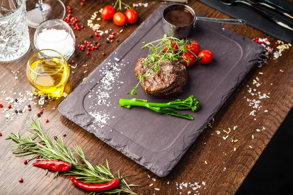 Bistecca di filetto di manzo estone. Delizioso primo piano cibo tradizionale sano servito per pranzo nel moderno ristorante di cucina gourmet — Foto Stock