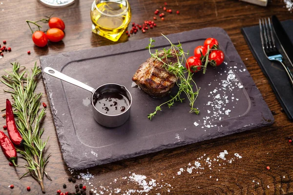 Filete de cordero con tomates cherry y salsa de vino. Delicioso primer plano de comida tradicional saludable servido para el almuerzo en el restaurante de cocina gourmet moderna —  Fotos de Stock