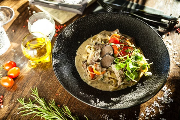 用新鲜的黑松露和意大利面做的黑安格斯牛肉意大利面 在现代美食餐厅里 美味健康的传统食物特写为午餐提供了服务 — 图库照片