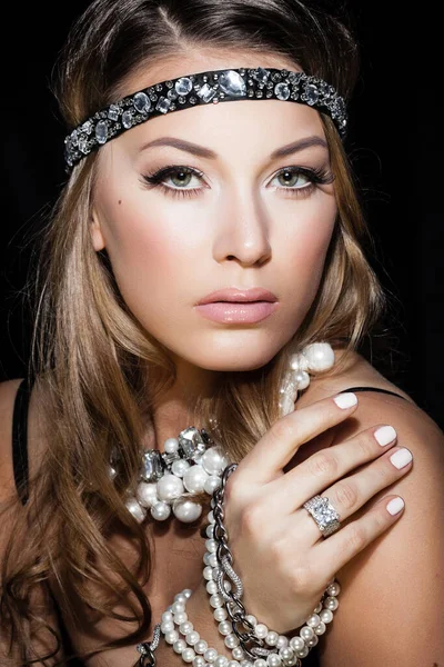 Beleza perfeita e conceito de jóias. Retrato de belo modelo feminino vestindo anel, colar e pulseira em fundo preto. Jovem loira mostra refinaria glamourosa — Fotografia de Stock
