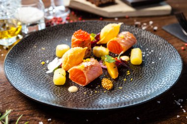 Tuzlu İskoç somonu ve alabalık yumurtası. Salatalık salatalığı ve soğan, Wonton cipsi. Lezzetli sağlıklı İtalyan geleneksel yemekleri modern gurme mutfağında öğle yemeği için servis edilir..