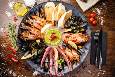 2-4 kişi için deniz ürünleri tabağı. Istakoz, ahtapot, mavi midye, Arjantin kral karidesi, ton balığı. Modern gurme yemek restoranında öğle yemeği olarak sunulan lezzetli, sağlıklı geleneksel yemekler..
