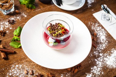 Ahududu-fıstık cenneti adası. Fıstık kreması, ahududu panna cotta, badem fıstığı. Modern gurme yemek restoranında öğle yemeği olarak sunulan lezzetli, sağlıklı geleneksel yemekler..