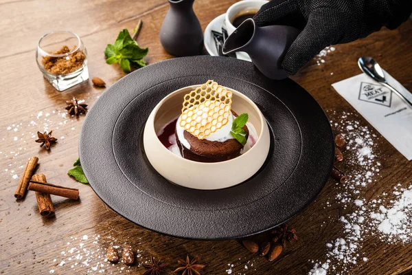 Schokoladenfondant Dunkle Schokolade Himbeersoße Vanilleeis Dessert Köstliches Gesundes Traditionelles Essen — Stockfoto