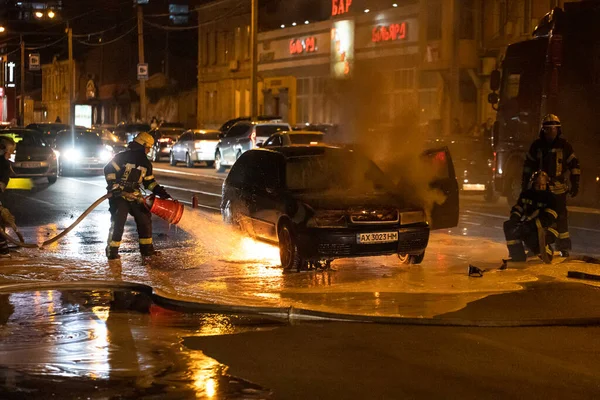 Firefighters Extinguish Flaming Car Right Roadway Firefighter Extinguishing Fire Car — Stock Photo, Image