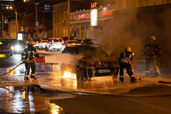 Firefighters Extinguish Flaming Car Right Roadway Firefighter Extinguishing Fire Car — Stock Photo, Image