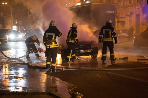 Firefighters Extinguish Flaming Car Right Roadway Firefighter Extinguishing Fire Car — Stock Photo, Image