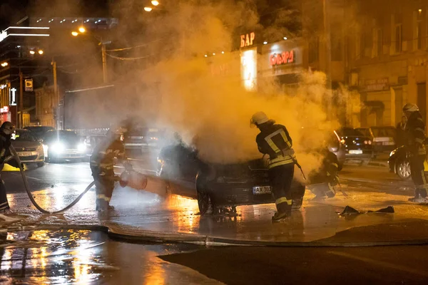 Firefighters Extinguish Flaming Car Right Roadway Firefighter Extinguishing Fire Car — Stock Photo, Image