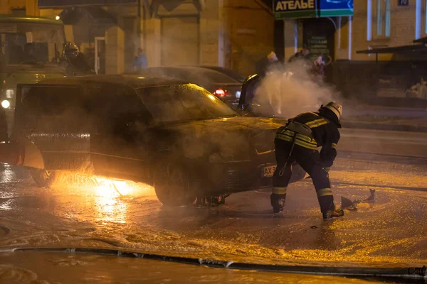 Firefighters Extinguish Flaming Car Right Roadway Firefighter Extinguishing Fire Car — Stock Photo, Image