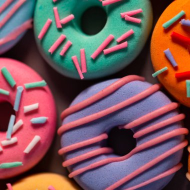 Şeker macunundan donatlar. Çok renkli şekerli sanat pastaları. Farklı renklerde donatlar, süslemeler ve kremalar. Pasta sanatı konsepti resmi