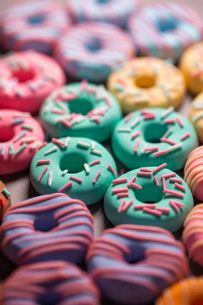 Donazioni Pasta Zucchero Torte Multicolori Zucchero Diversi Tipi Colorati Donati — Foto Stock