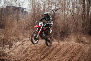 Motokros, Ukrayna, Harkov, 04.04.2021 'de Kharkov bölgesinin açık şampiyonası