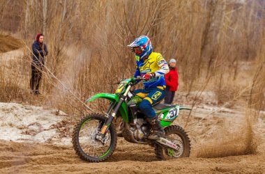 Motokros, Ukrayna, Harkov, 04.04.2021 'de Kharkov bölgesinin açık şampiyonası