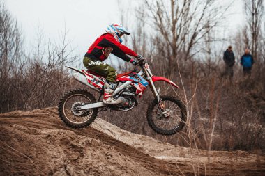 Motokros, Ukrayna, Harkov, 04.04.2021 'de Kharkov bölgesinin açık şampiyonası