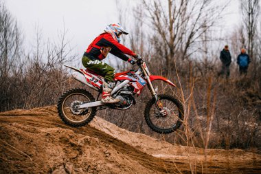 Motokros, Ukrayna, Harkov, 04.04.2021 'de Kharkov bölgesinin açık şampiyonası