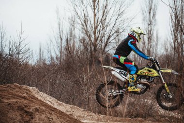 Motokros, Ukrayna, Harkov, 04.04.2021 'de Kharkov bölgesinin açık şampiyonası