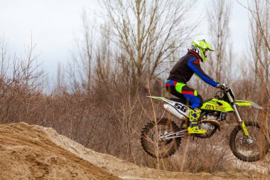 Motokros, Ukrayna, Harkov, 04.04.2021 'de Kharkov bölgesinin açık şampiyonası