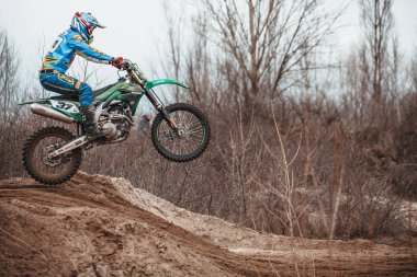 Motokros, Ukrayna, Harkov, 04.04.2021 'de Kharkov bölgesinin açık şampiyonası