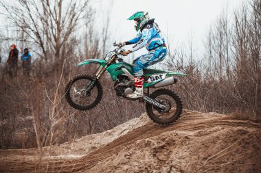 Motokros, Ukrayna, Harkov, 04.04.2021 'de Kharkov bölgesinin açık şampiyonası