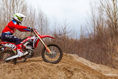 Motokros, Ukrayna, Harkov, 04.04.2021 'de Kharkov bölgesinin açık şampiyonası