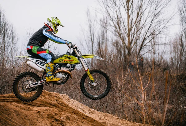 Motokros, Ukrayna, Harkov, 04.04.2021 'de Kharkov bölgesinin açık şampiyonası