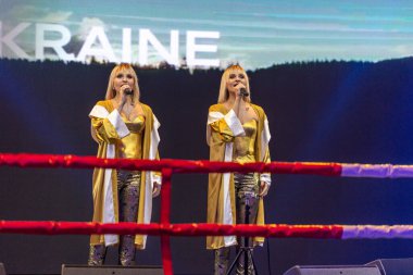 Concert Hall, Kharkov, Ukrayna 'da bulunan Boks Kharkiv Derbisi sırasında vokal düeti Anna-Maria' nın konseri 03.12.2021