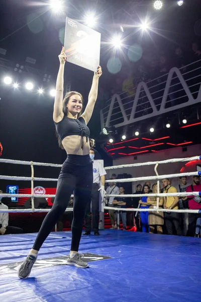 ボクシングハリコフダービー中に丸い番号のボードを保持ボクシングリングの女の子 ビクトリーコンサートホールに位置 ハリコフ ウクライナ 2021 — ストック写真