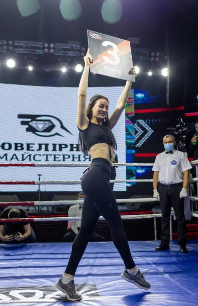 ボクシングハリコフダービー中に丸い番号のボードを保持ボクシングリングの女の子 ビクトリーコンサートホールに位置 ハリコフ ウクライナ 2021 — ストック写真