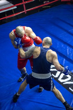 Burka Pavel ve Bogdanov Dmitry arasındaki boks kategorisinde 75 kg 'a varan Boks Harkiv Derbisi, Zafer Konser Salonu, Kharkov, Ukrayna, 03.12.2021
