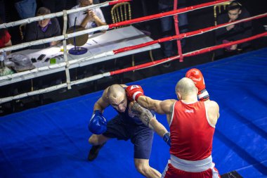Burka Pavel ve Bogdanov Dmitry arasındaki boks kategorisinde 75 kg 'a varan Boks Harkiv Derbisi, Zafer Konser Salonu, Kharkov, Ukrayna, 03.12.2021