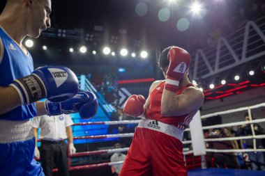 Kirimov Asif ve Ovganisyan Stepan arasındaki boks kategorisinde 67 kg 'a kadar ulaşan boks Kharkiv Derbisi, Zafer Konser Salonu, Harkov, Ukrayna, 03.12.2021