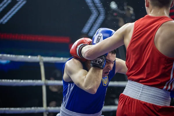 2018年12月3日至12日在乌克兰哈尔科夫胜利音乐厅举行拳击哈尔科夫德比比赛期间 Galkin Ivan和Boyko Ignat之间在60公斤以下重量的斗殴 — 图库照片