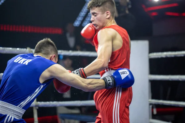 2018年12月3日至12日在乌克兰哈尔科夫胜利音乐厅举行拳击哈尔科夫德比比赛期间 Galkin Ivan和Boyko Ignat之间在60公斤以下重量的斗殴 — 图库照片