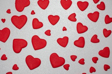 Beyaz arka plana dağılmış ve izole olmuş kırmızı kalplerden gelen şenlik kompozisyonu. Sevgililer Günü, aşk, düğün, evlilik konsepti, soyut geçmiş.