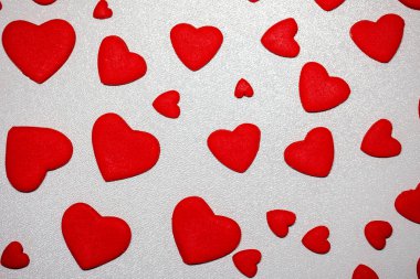 Beyaz arka plana dağılmış ve izole olmuş kırmızı kalplerden gelen şenlik kompozisyonu. Sevgililer Günü, aşk, düğün, evlilik konsepti, soyut geçmiş.