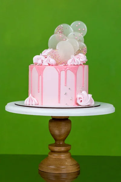 Rózsaszín Krémsajttorta Csokis Csipszekkel Habcsókokkal Izomalt Nyalókákkal Díszítve Gyönyörű Finom — Stock Fotó