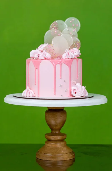 Torta Crema Formaggio Rosa Con Scriccioli Cioccolato Decorati Con Meringhe — Foto Stock