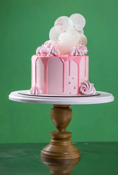 粉红奶油芝士蛋糕 用巧克力屑磨碎 配以糖蜜和异丙醇棒棒棒糖 漂亮美味的生日蛋糕绿色背景 菜单或糖果目录的图片 — 图库照片