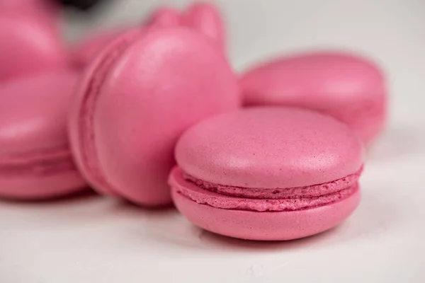 Macarons Detailní Záběr Bílém Dřevěném Pozadí Sladké Barevné Růžové Francouzské — Stock fotografie