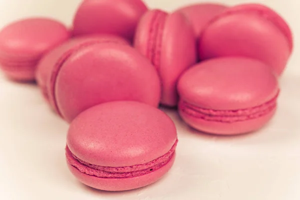 Macarons Close Witte Houten Achtergrond Zoete Kleurrijke Roze Franse Ara — Stockfoto