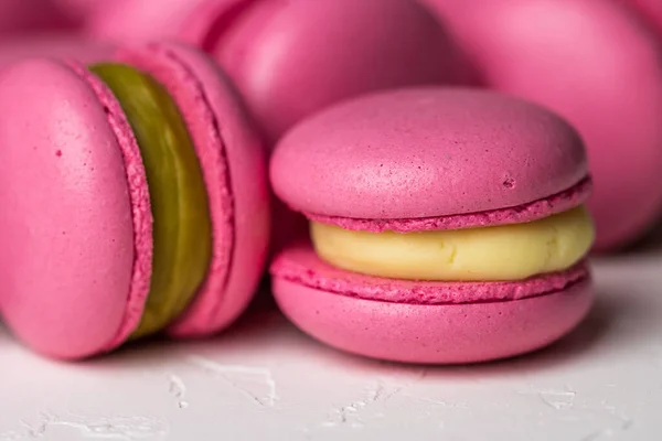 Macarons Detailní Záběr Bílém Dřevěném Pozadí Sladké Barevné Růžové Francouzské — Stock fotografie