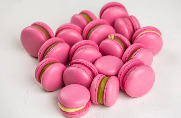 Macarons Close Witte Houten Achtergrond Zoete Kleurrijke Roze Franse Ara — Stockfoto