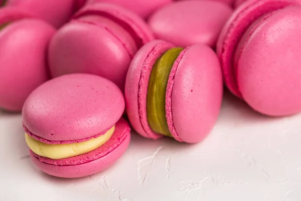 马卡龙特写在白色的木制背景上 甜而多彩的粉红色法国金银花 在家做饭 — 图库照片
