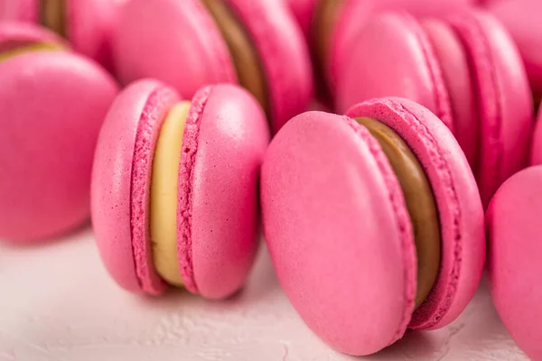 Macarons Detailní Záběr Bílém Dřevěném Pozadí Sladké Barevné Růžové Francouzské — Stock fotografie