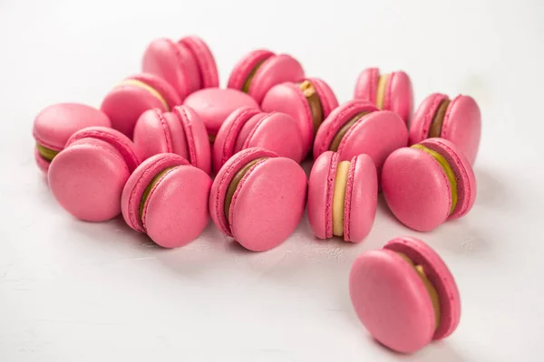 Macarons Крупным Планом Белом Деревянном Фоне Свиные Розовые Французские Макароны — стоковое фото