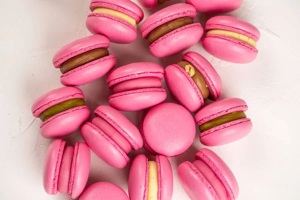 Macarons Detailní Záběr Bílém Dřevěném Pozadí Sladké Barevné Růžové Francouzské — Stock fotografie